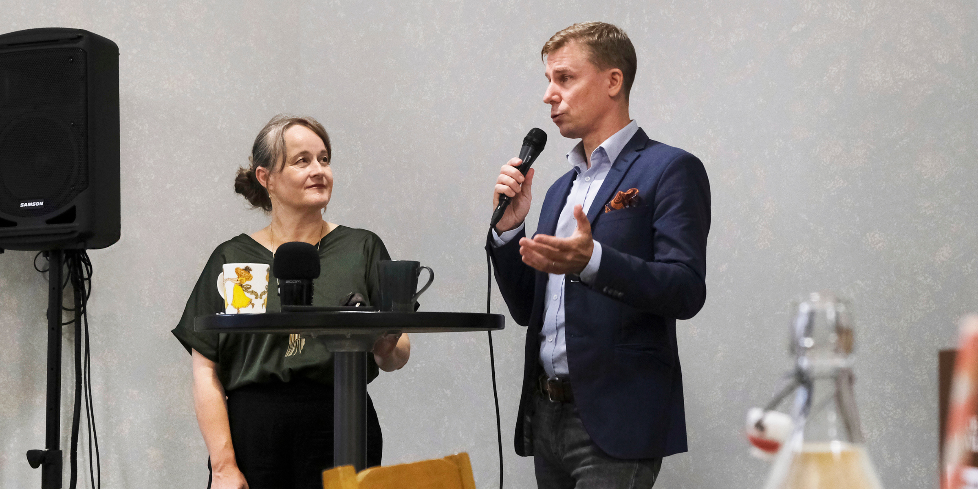 Tutkija Oula Silvennoinen ja TJNK:n erityisasiantuntija Henriikka Mustajoki. 
