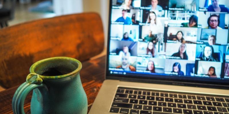 Distansmöte: kaffekopp vid laptopskärm med mötesdeltagare