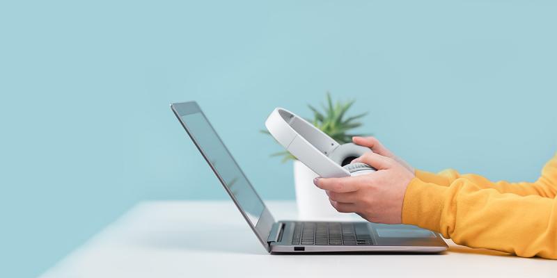 Kannettava tietokone ja kuulokkeet