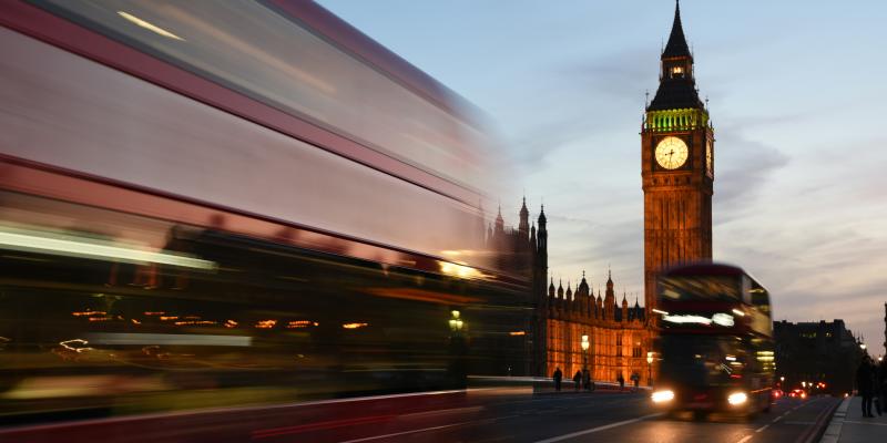 Kuvituskuva Lontoosta, jossa näkyy Big Ben. 