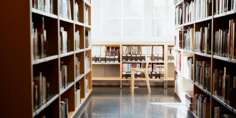 kirjahyllyjä Helsingin yliopiston kirjastossa