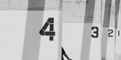 mustavalkoinen kuva jossa numerot 4, 3, 2 ja 1 