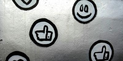 Kuva tarroista seinällä