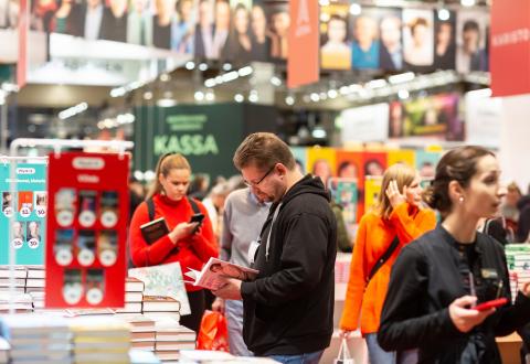 Kuvassa yleisöä Helsingin kirjamessuilla. 
