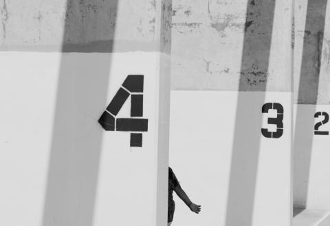 mustavalkoinen kuva jossa numerot 4, 3, 2 ja 1 