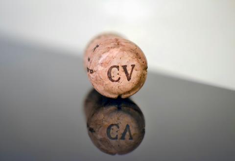 Korkki jossa painettuna teksti CV