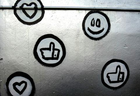 Kuva tarroista seinällä